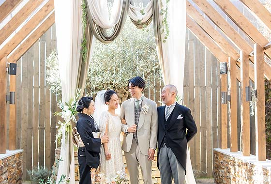 おしゃれなチャペルで家族だけの結婚式の写真撮影